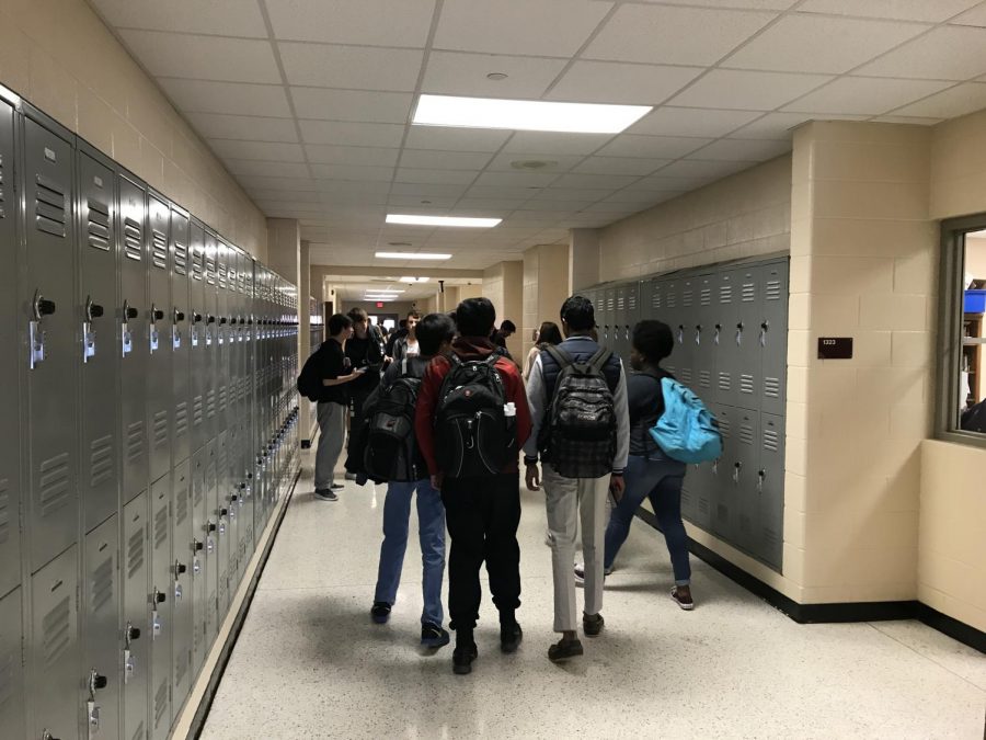 The students above are transitioning from 5th to 6th period along the 1300s hall. Many must walk for several minutes in order to reach their final destinations across campus. 