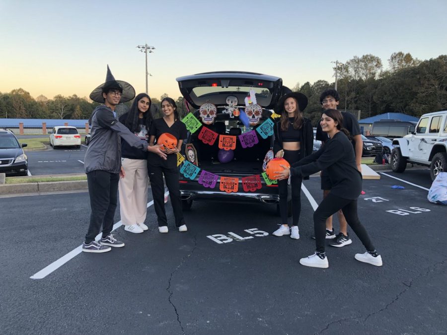 Feliz Halloween! Spanish National Honor Society officers decorate their trunk with unique cultural Spanish banners and skulls in preparation for Día de Muertos. The kids enjoyed learning a little more about the Spanish culture as they received their candy.