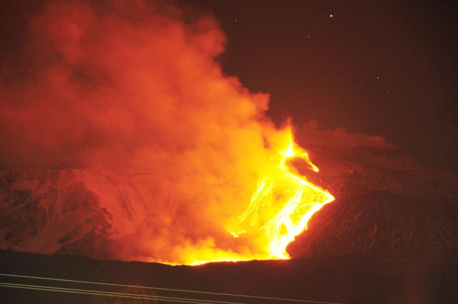 This is a volcanic eruption that is similar to the Mauna Loa eruption. 